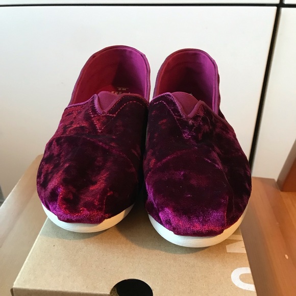 TOMS Crushed Black Cherry Velvet Slip-On - Picture 2 of 6